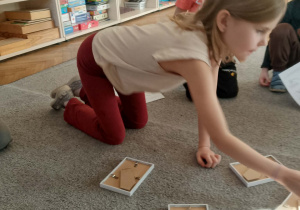 Dziewczynka losuje ramkę