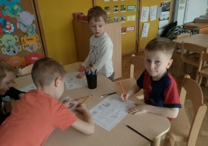 Chłopcy wykonują kartę pracy