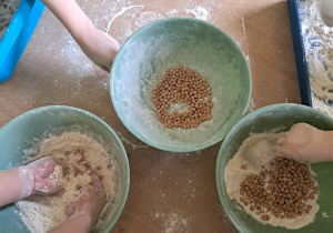 Dzieci łączą suche produkty