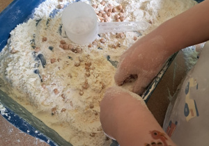 Dziecko łączy produkty