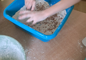 Dziecko łączy suche produkty