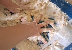 Dziecko wyrabia masę